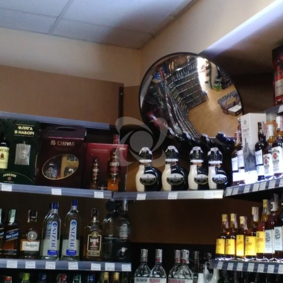 обзорное выпуклое зеркало в магазине алкогольных напитков