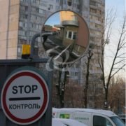 охоронне оглядове дзеркало Уні 600 на виїзді з двору Мегапласт Кладно