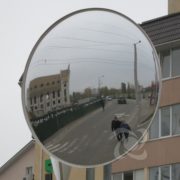 Круглое дорожное зеркало диаметром 900мм на пересечении дорог